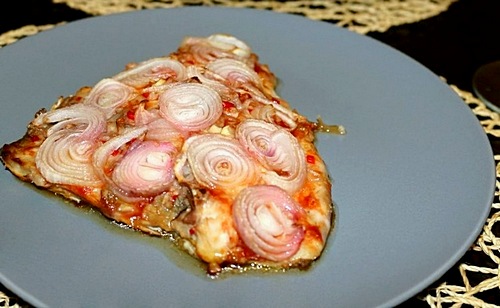 Филе рыбы, запеченной с чесноком и луком