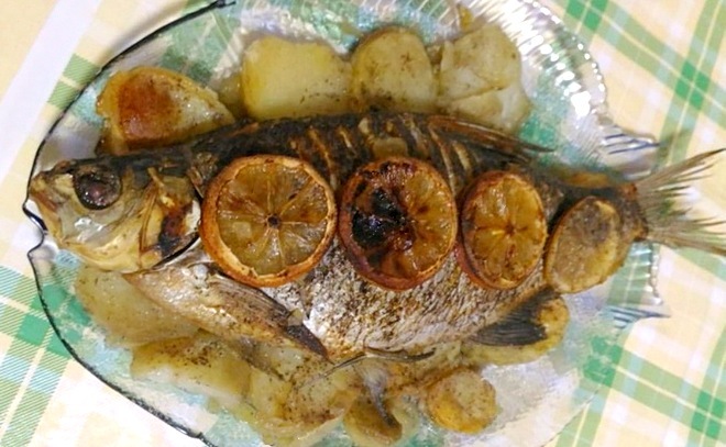 Лещ, запеченный с картофелем