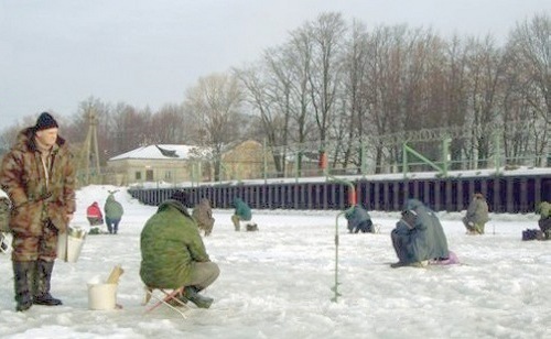 Снежный коллапс. Рыбачим у дома.