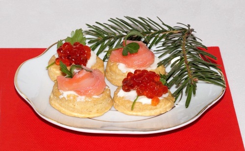 Песочное печенье с икрой и красной рыбой