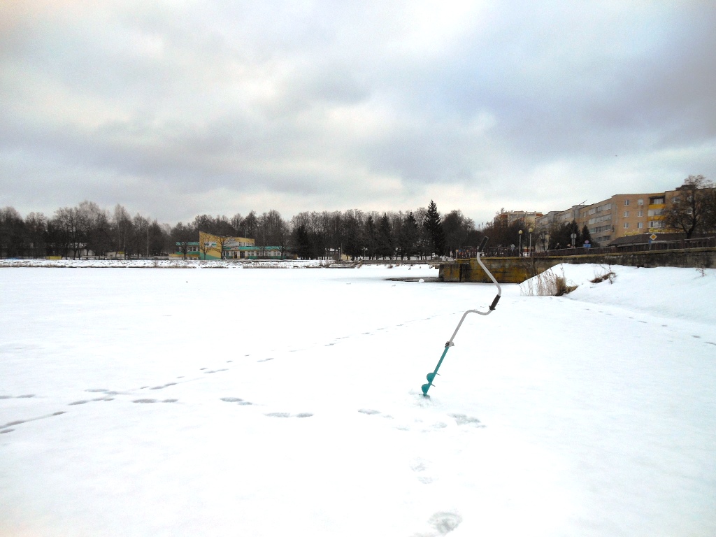 Перешёл к дамбе, где ловцов живца на порядок больше.