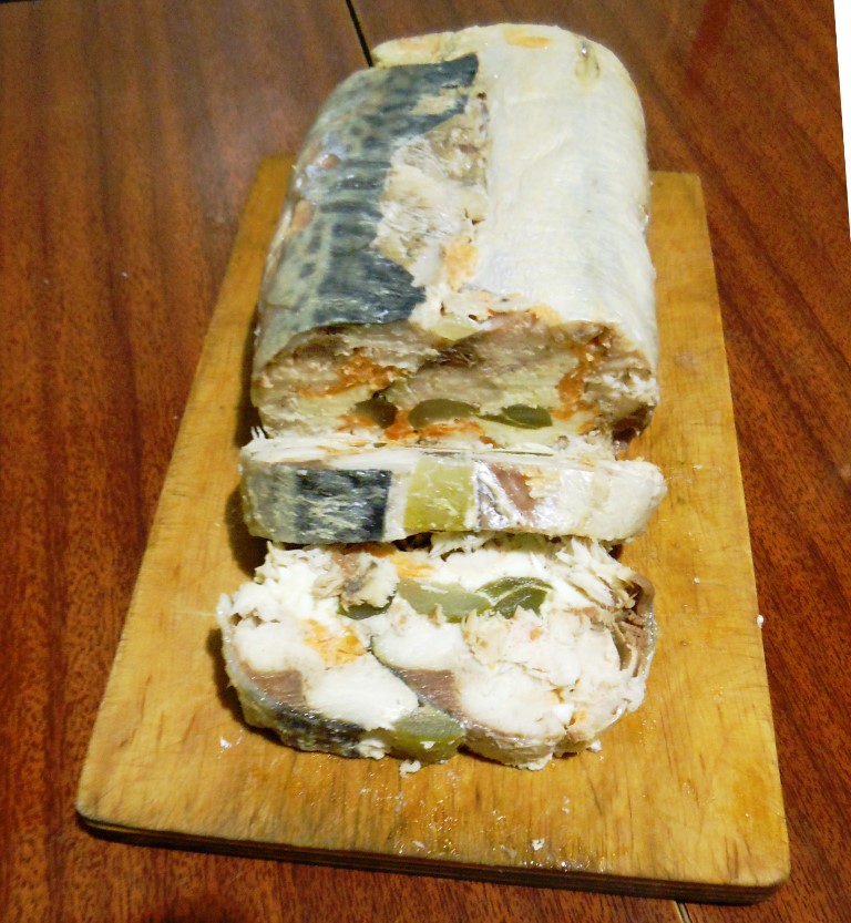 Рулет из скумбрии с овощами