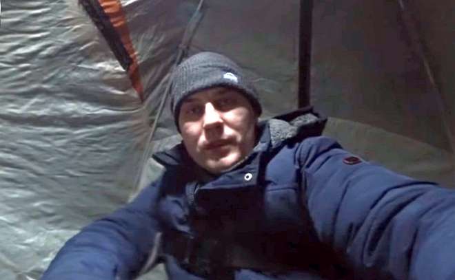 Один ночью на льду.  Немного жутковато.